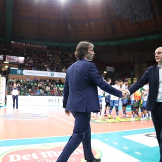 Matteo Battocchio stringe la mano al coach di Brescia Roberto Zambonardi (Foto Valerio Giraudo)