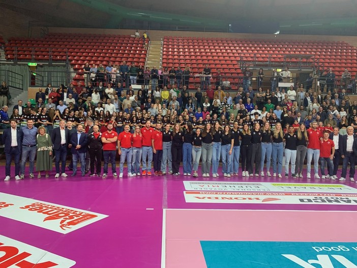 Squadra, dirigenza e sponsor riunti per la presentazione della nuova avventura in A1 (Fotoservizio di Mattia Benozzi)