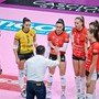 Coach Pintus e le ragazze della Honda Olivero Cuneo durante il match contro SMI Roma Volley (Foto di Danilo Ninotto).