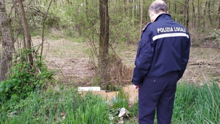 Alba, sette sanzioni per l'abbandono dei rifiuti: tolleranza zero dalla Polizia Municipale