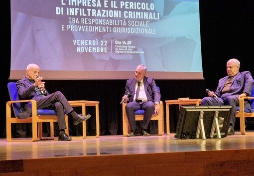 Il generale dei Carabinieri Mario Mori e il colonnello Giuseppe De Donno sul palco della Fondazione Ferrero