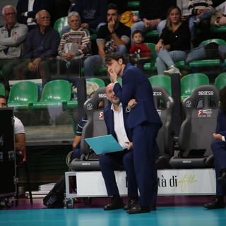 Coach Matteo Battocchio a colloquio con il suo vice Matteo Morando durante la partita con Porto Viro (Foto Beatrice Bramardi)