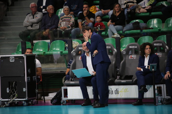 Coach Matteo Battocchio a colloquio con il suo vice Matteo Morando durante la partita con Porto Viro (Foto Beatrice Bramardi)