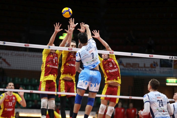 Un buon primo set aveva illuso Cuneo che poi ha dovuto arrendersi al tie break con Reggio Emlia (Foto Valerio Giraudo)