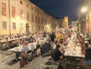 Un momento della cena tenuta nella piazza del Belvedere dell’Arco