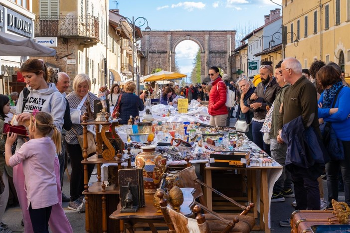 Sei in tutto l’anno, dalla primavera a dicembre, i grandi mercati dell'antiquariato nella città delle paci