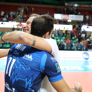 Il presidente Gabriele Costamagna abbraccia il capitano Iacopo Botto dopo la vittoria contro Prata di Pordenone (Fotot: Valerio Giraudo)