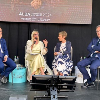 Sul palco allestito al castello di Roddi Liliana Allena, presidente dell'Ente Fiera Internazionale del Tartufo Bianco d'Alba insieme al nuovo sindaco di Alba Alberto Gatto e all'assessore regionale con delega al Tartufo Marco Gallo