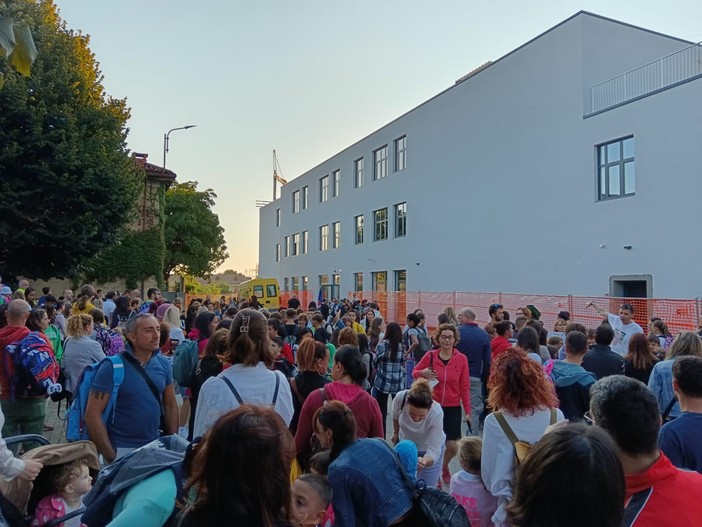 Costigliole Saluzzo: gli studenti entrano per la prima volta nella nuova scuola [FOTO]