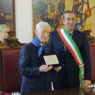 Il dottor Riccardo Garelli con il sindaco di Canale, Enrico Faccenda