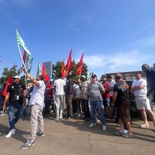 Un presidio davanti alla Dana di Cervere