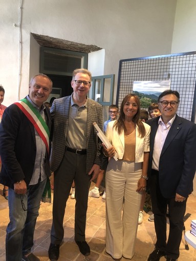 il momento dell'inaugurazione della sede territoriale con Ezio Cardinale (sindaco di Diano d'Alba); Giuseppe Rossetto (vicepresidente dell'Associazione); Roberto Cerrato (direttore generale dell'Associazione) e Camila Raznovich