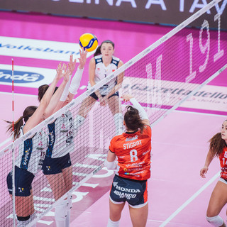 Un attacco di Lena Stigrot nella partita di Trento (Foto: Trentino Volley)