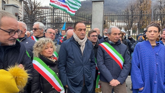 La consigliera regionale Marro, insieme al governatore Cirio e ai sindaci del territorio al presidio tenuto mercoledì scorso davanti all'azienda