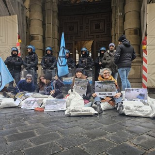 &quot;La Regione fa acqua da tutte le parti&quot;: protesta degli ambientalisti davanti al Consiglio, esposte le foto delle alluvioni