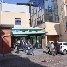 Il consultorio di Alba si trova nella Casa di Comunità (ex Ospedale S. Lazzaro), via Pierino Belli 26; il consultorio di Bra all’interno della Casa di Comunità (ex Ospedale S. Spirito), via Vittorio Emanuele 3