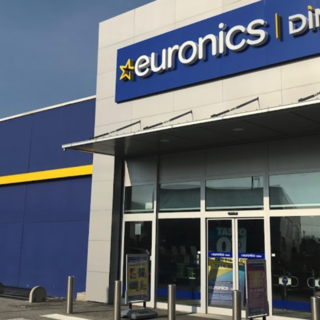 Entrano di notte all’Euronics e rubano smartphone per 100mila euro