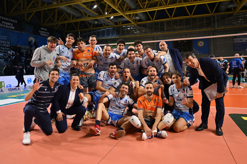 La gioia dei cuneesi dopo la vittoria 1-3 ad Aversa (Foto Enzo Pinelli)