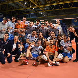 La gioia dei cuneesi dopo la vittoria 1-3 ad Aversa (Foto Enzo Pinelli)