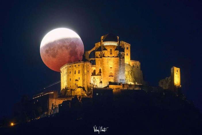 Eclissi di Luna sopra la Sacra di San Michele (Foto di Valerio Minato)