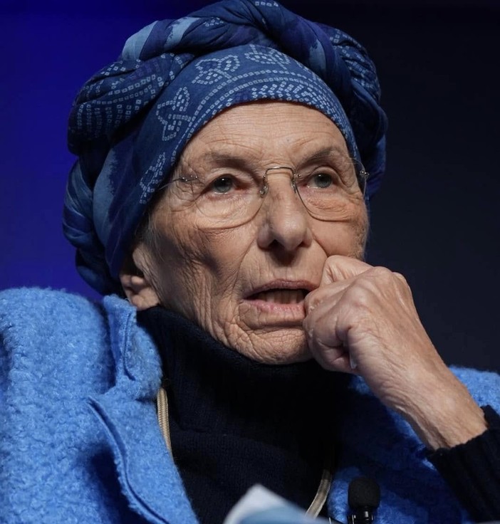 Emma Bonino, in uno scatto tratto dalla sua pagina Facebook. Sotto l'immagine che testimonia la recente visita portatale da Papa Francesco