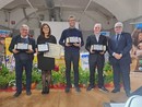 Francesco Fazio vicino al presidente dell'Avis provinciale Flavio Zunino. Con lui sono stati premiati Silvia Tavera, Giovanni Manfredi e Gianluca Calliero