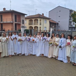 Le ragazze che hanno sfilato in abito da sposa per la festa della Madonna del Rosario, a Bra