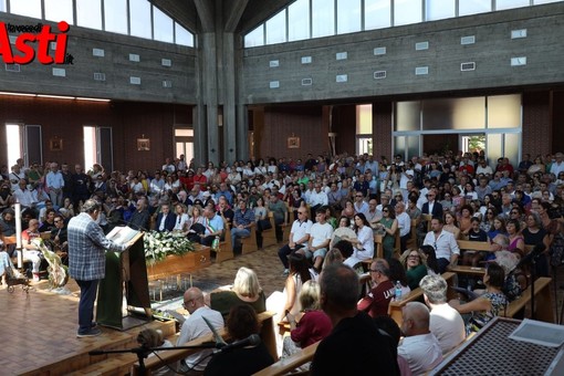 Ad Asti l'ultimo saluto a Massimo Cotto: &quot;Anche in cielo, troverà una chitarra&quot;