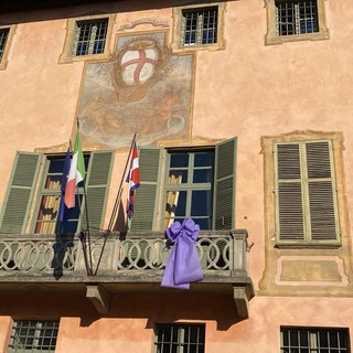 Il fiocchetto lilla sul balcone del Municipio di Cherasco