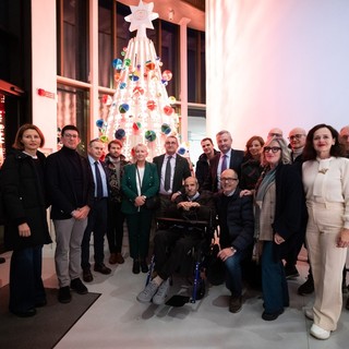 Al Rondò dei Talenti splende l'Albero di Natale donato da Confartigianato e FabLab Cuneo (VIDEO)