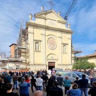 Il feretro sul piazzale durante i funerali