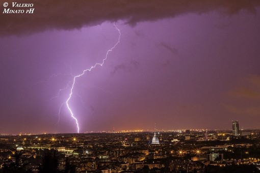 Fulmine su Torino, foto di Valerio Minato