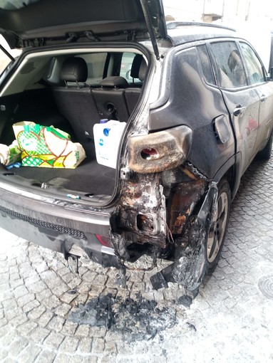 Auto va a fuoco nella centrale via Roma a Fossano