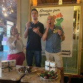 Federico Giacomini insieme cn la signora Vanna Martini della pasticceria Arione e il ds di Cuneo Volley Paolo Brugiafreddo