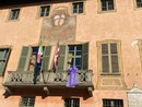 Il fiocchetto lilla sul balcone del Municipio di Cherasco