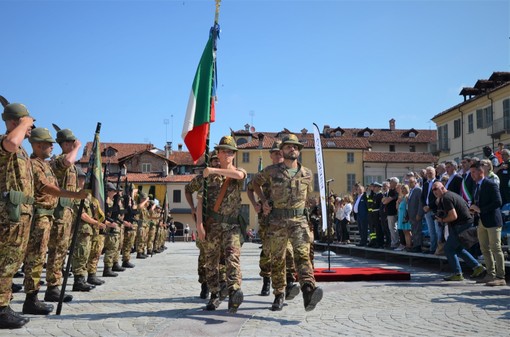 Venerdì l'avvicendamento alla guida della Reggimento. Nella foto d'archivio una manifestazione pubblica a Fossano