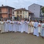 Le ragazze che hanno sfilato in abito da sposa per la festa della Madonna del Rosario, a Bra