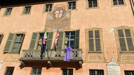 Il fiocchetto lilla sul balcone del Municipio di Cherasco