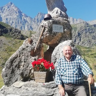 Giovanni Genre, 89 anni davanti al monumento degli alpini a Pian della Regina da lui costruito