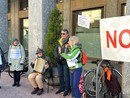 I manifestanti di fronte al Palazzo della Provincia