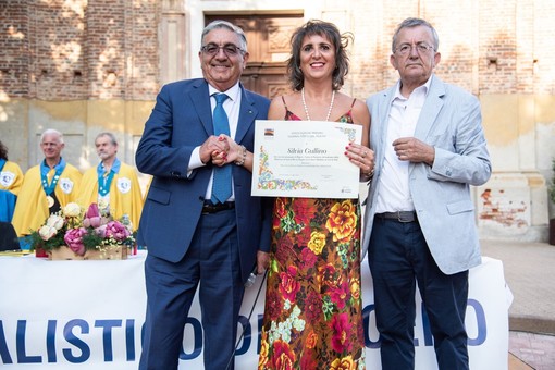 Il presidente dell’Associazione Premio Giornalistico del Roero Giovanni Negro e il presidente della giuria Gian Mario Ricciardi con Silvia Gullino premiata nel 2022