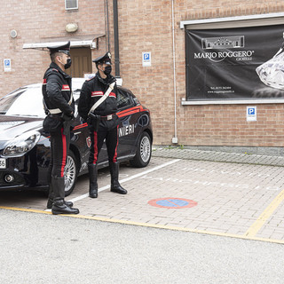 Gallo Grinzane, esperti balistici a confronto sul luogo della rapina