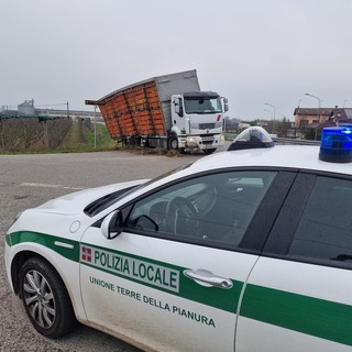 Savigliano, mezzo pesante carico di polli vivi finisce fuori strada: chiusa per due ore la statale 662