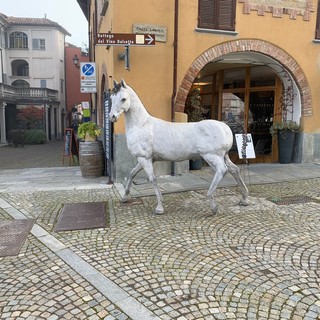 L’arte del genio “delle chiavi” Franco Alessandria invade artisticamente il centro storico di Dogliani