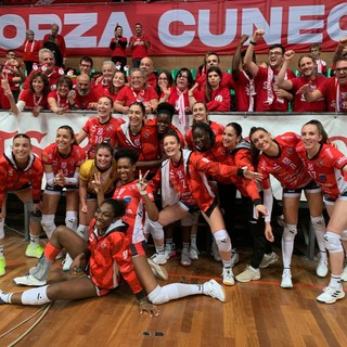 La gioia delle ragazze di Cuneo sotto la curva dei Crazy Cats dopo la vittoria con Pinerolo  (Foto: Danilo Ninotto)