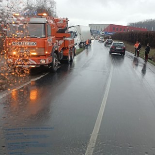 Tir esce di strada vicino all’ospedale di Verduno: disagi al traffico per tre ore