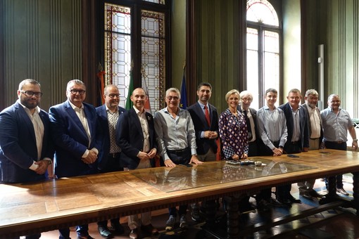 Foto di gruppo in Sala Consiglio per amministrazione comunale e ospiti