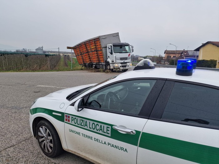 Savigliano, mezzo pesante carico di polli vivi finisce fuori strada: chiusa per due ore la statale 662