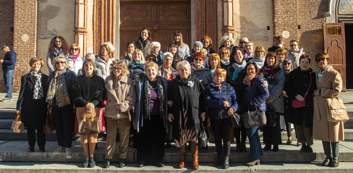 Il gruppo di Donne per la Granda in posa sul sagrato della cattedrale di Saluzzo (foto di Maurizio Mangino)