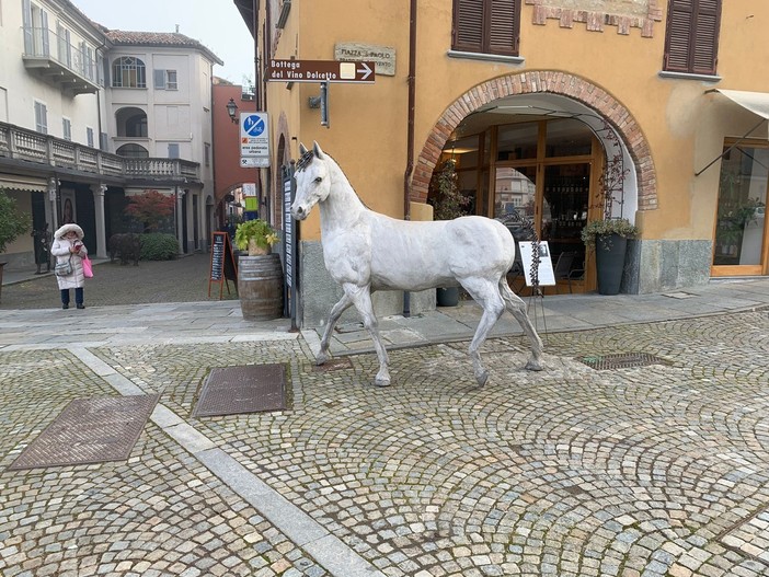 L’arte del genio “delle chiavi” Franco Alessandria invade artisticamente il centro storico di Dogliani